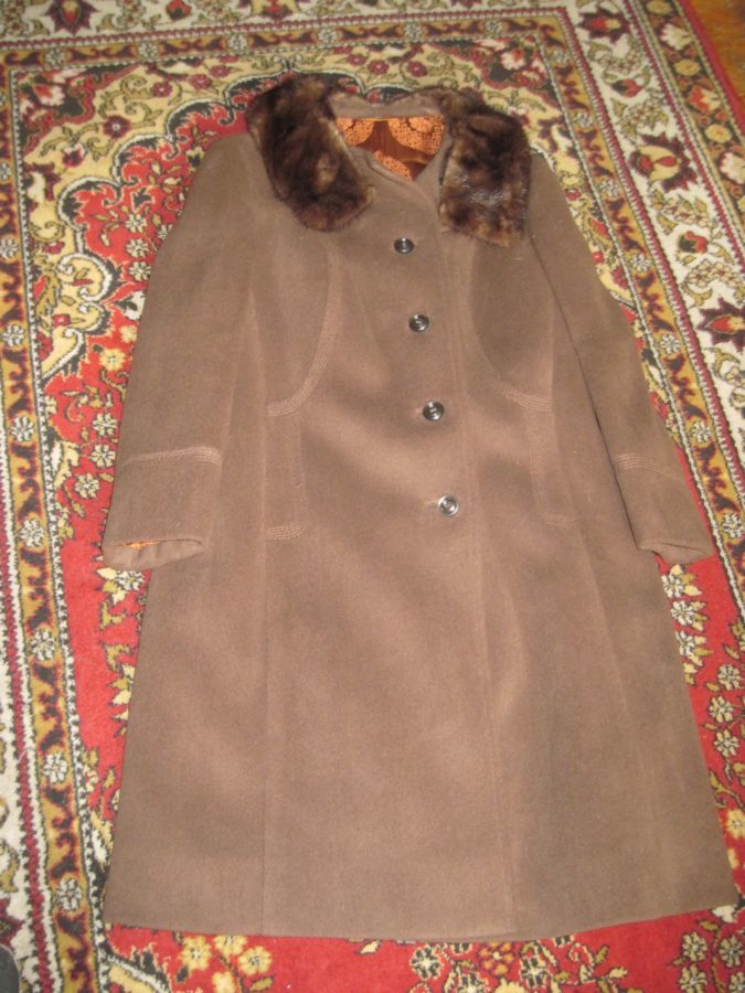 Женское ратинновое пальто с норкой.