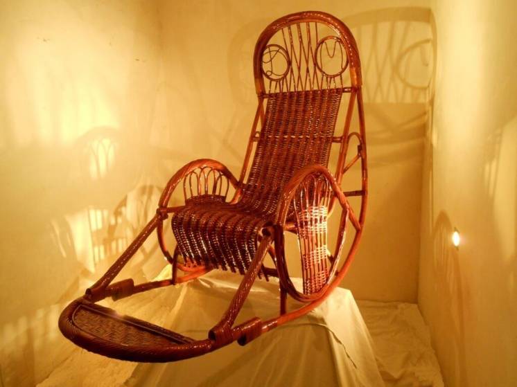 Кресло-качалка для пана, плетеное из лозы.