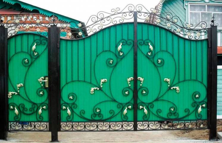 Ворота из металла. Кованные ворота. Ворота с металлическими листьями