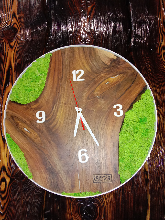 часы из натурального дерева и мха