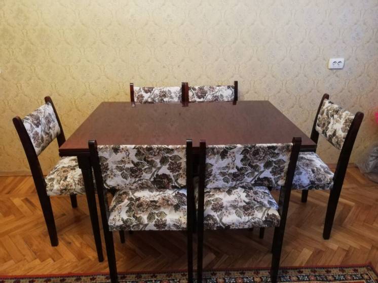 Продам стол и стулья из натурального дерева Румынского гарнитура