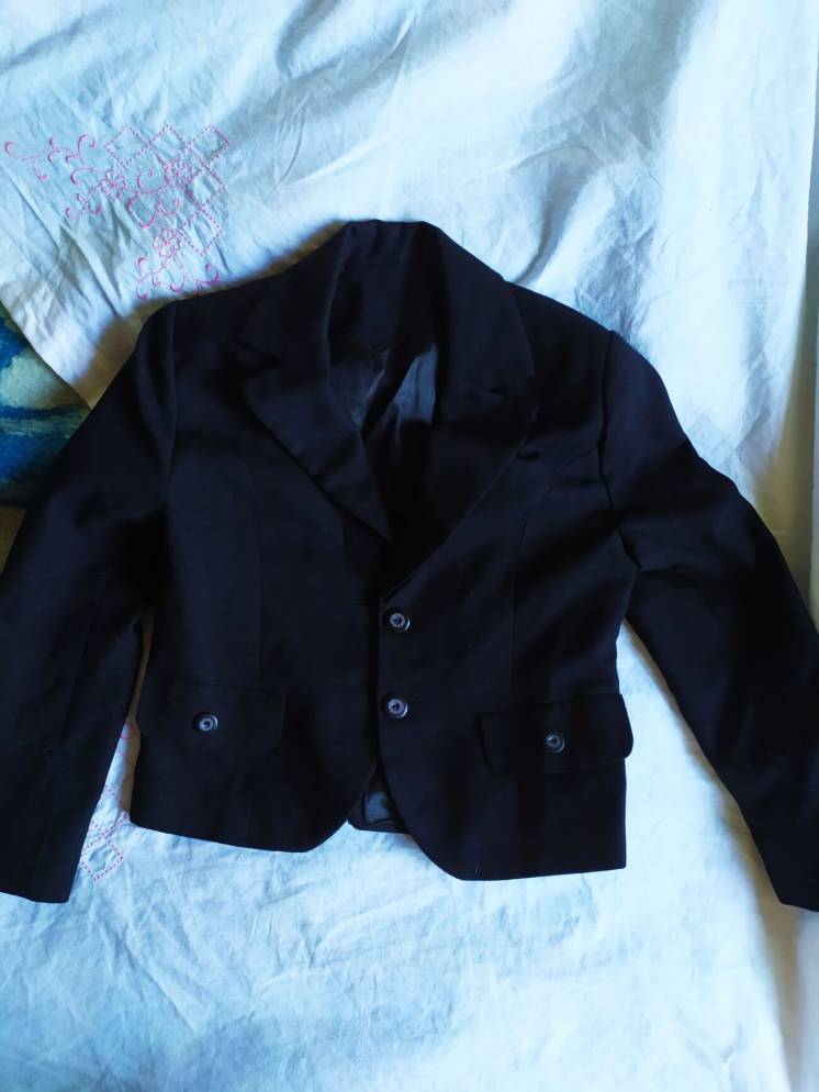 Продам пиджак школьный черный на девочку 7 лет.