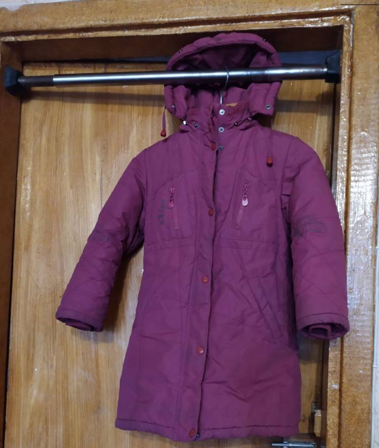 Продам пальто зимнее бу на девочку 7….8 лет, со сьемным капюшоном.