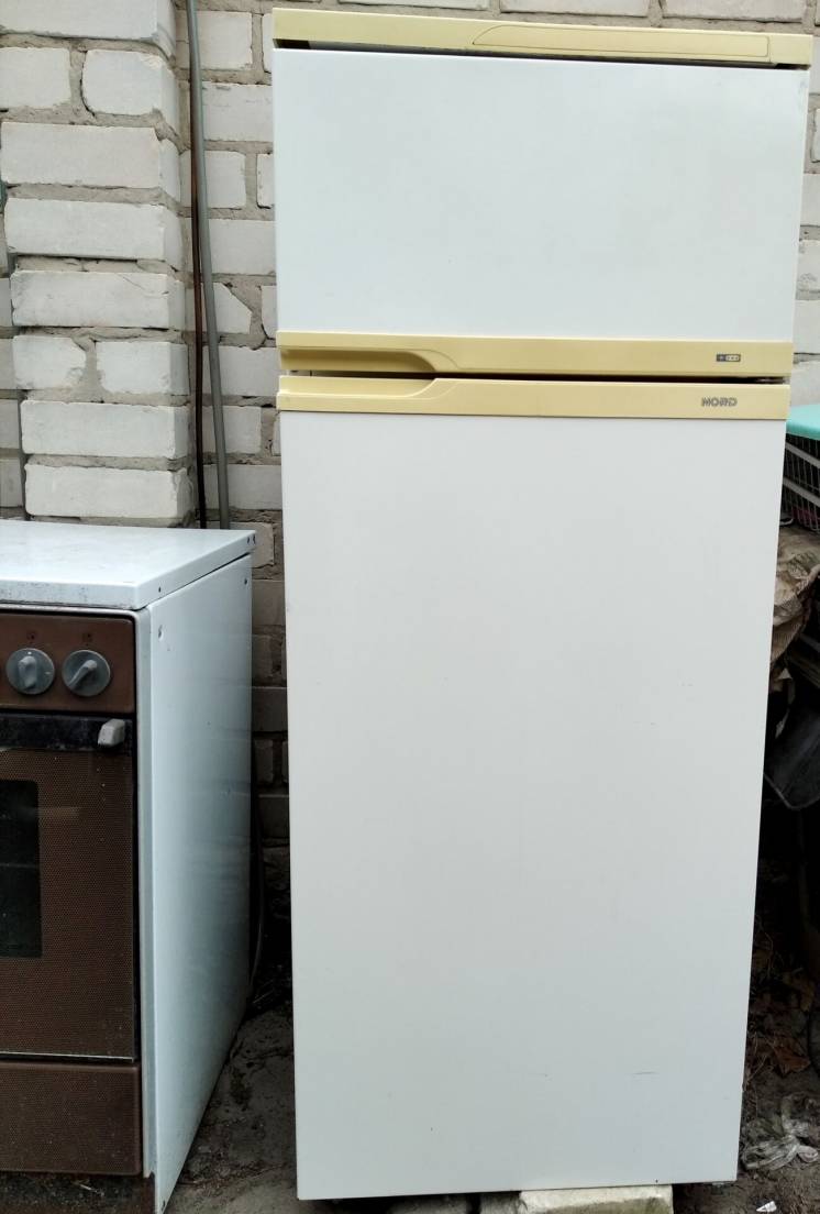 Холодильник 2-х камерный Норд рабочий морозит