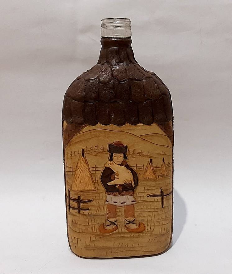 Произведение искусств - бутылка инкрустирована кожей с гуцульским сюже