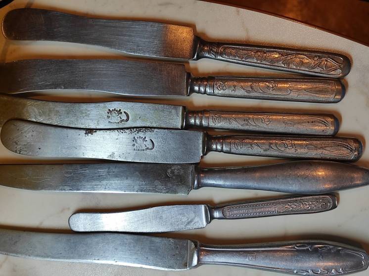 Набор столовых ножей из раннего СССР